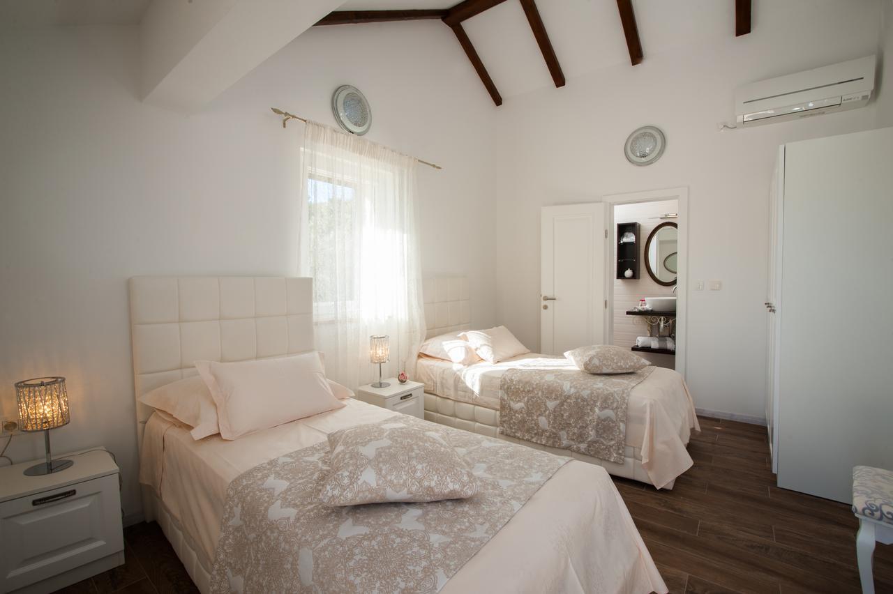 Luxury Villa Kate - In Lucice Bay With Turquoise Sea, Amazing Seaviews, And Heated Pool Milna  Ngoại thất bức ảnh